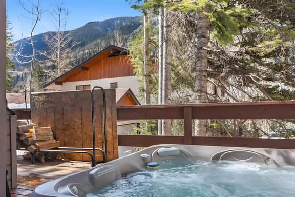 East Vail Townhome - Hot Tub & Close to Bus Stop