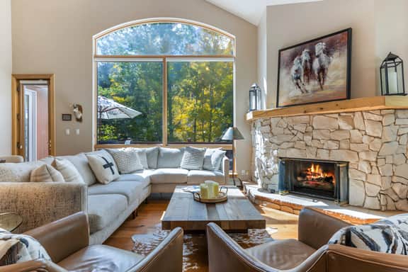 Spacious East Vail Home - Private Hot Tub Near Bus
