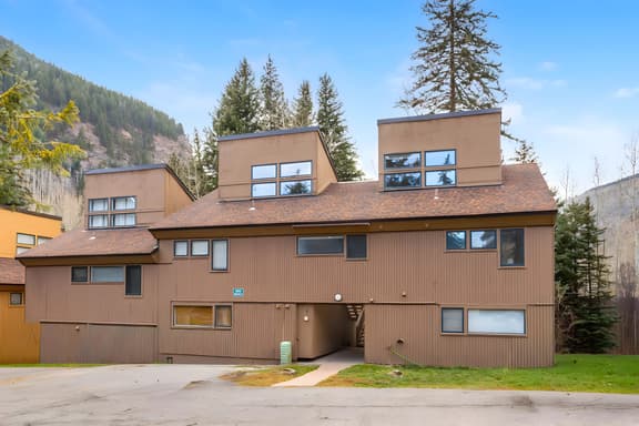 East Vail Pitkin Creek Home - Corner Unit on Creek